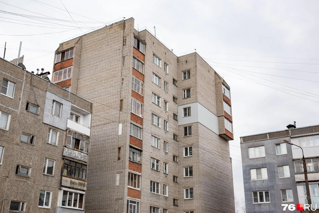 Дома стоят вплотную друг к другу  | Источник: Кирилл Поверинов / 76.RU