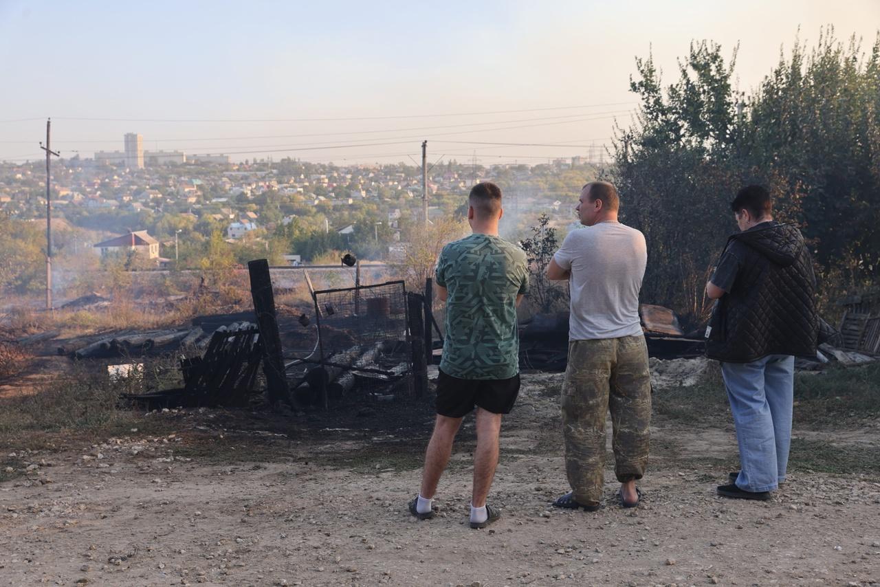 «Тушили всей улицей»: в Волгограде крупный пожар подобрался к поселку