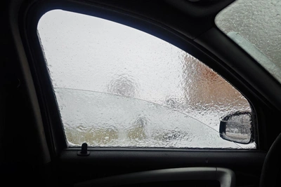 В Петербурге у машин выросли вторые ледяные стекла