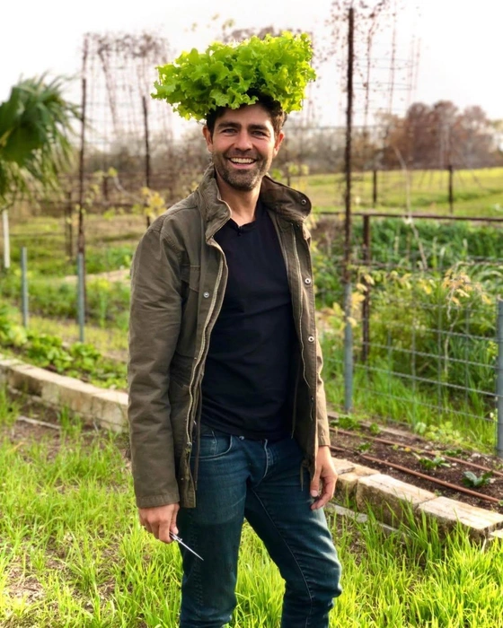 Теперь Эдриан носит только такие кудряшки | Источник: adriangrenier / Instagram.com (экстремистская организация, деятельность запрещена на территории РФ)