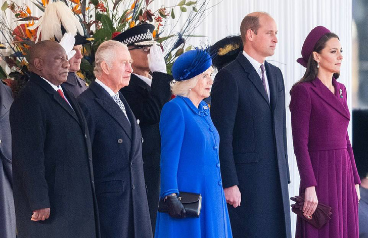 Дебют новой королевы: Камилла Паркер-Боулз в синем пальто и с браслетом стоимостью 3,950 фунтов встречает президента ЮАР