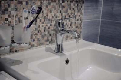 Холодную воду отключат в центре Сургута