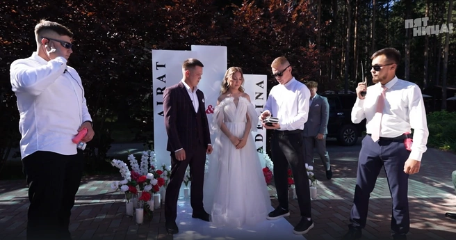 Прием, прием, банда хранителей кольца на месте | Источник: weddings.friday.ru