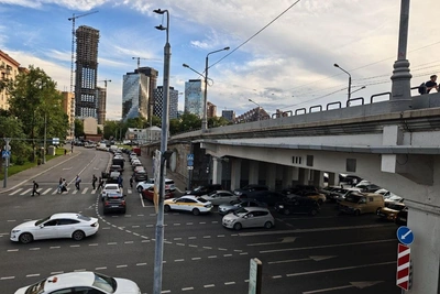 «Затор длиной на час второй день». Москву сковали пробки