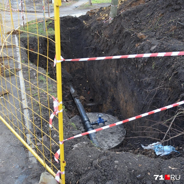 Здесь уже были проведены работы по замене труб, но обратно закапывать траншею никто не спешит | Источник: Максим Улитов / 71.RU
