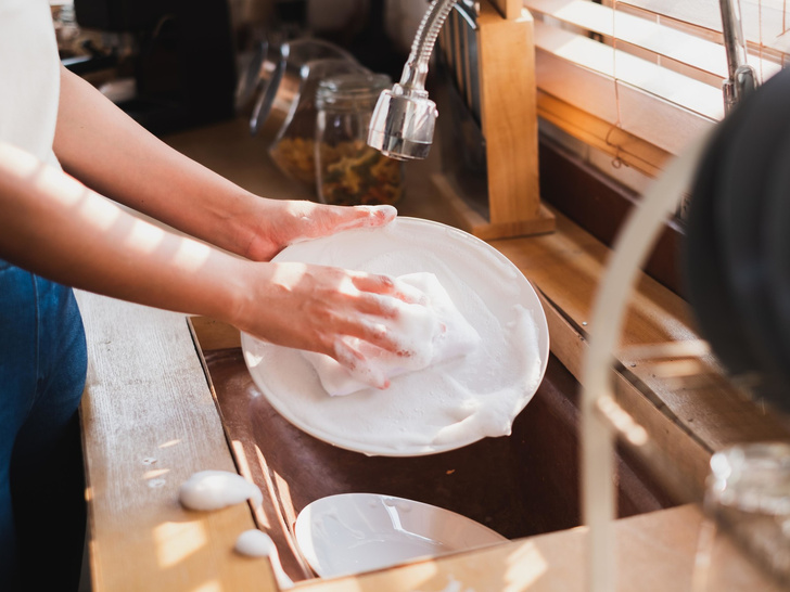 Как мыть посуду на самом деле (вы все время делали это неправильно)