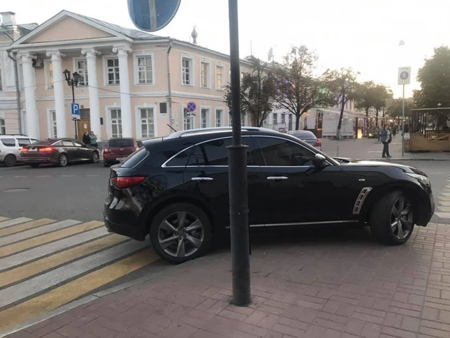 Машина с московскими номерами припарковалась в центр Ярославля 23 сентября | Источник: Анна Никитина / Дороги Ярославля / facebook.com