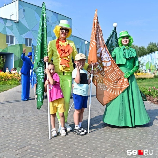Или сделать фото с актерами и флагами зоопарка | Источник: Василина Любимова / 59.RU