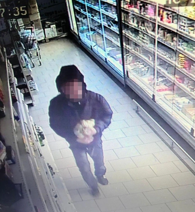 А другой мужчина решил украсть продукты и воспользоваться ситуацией, чтобы подставить «спящего воришку» | Источник: УМВД по Рязанской области