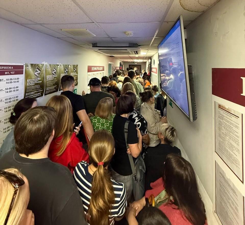 «Начинается давка»: огромные очереди скопились в миграционной службе в Тюмени 