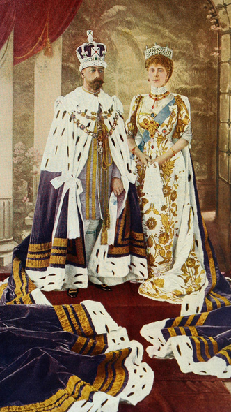 Драгоценные платья: самые роскошные наряды королевских особ на коронациях, от которых замирает сердце