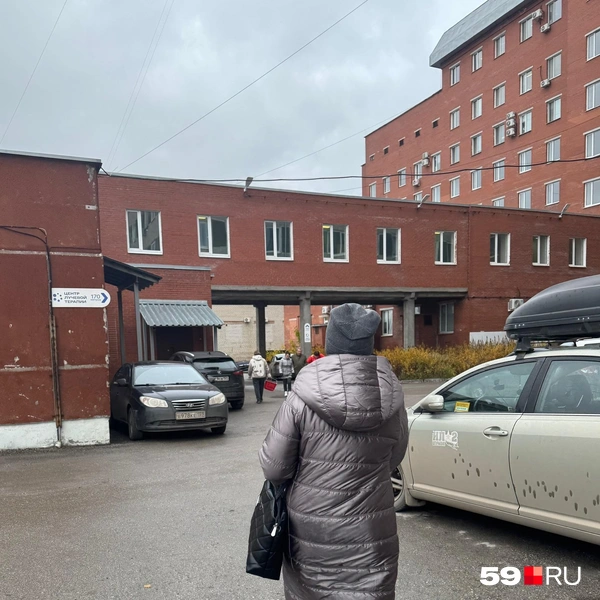 Дальше также следуем указателю и идем под переход | Источник: Наталья Пальникова / 59.RU
