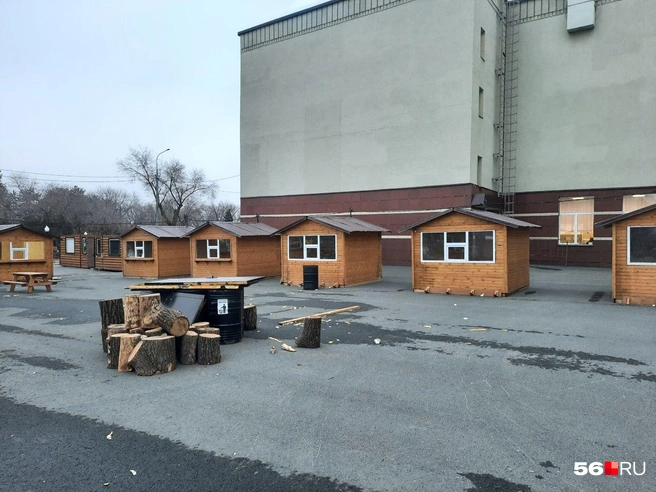 Деревянные киоски в Маркете еды | Источник: Анастасия Баринова / 56.RU