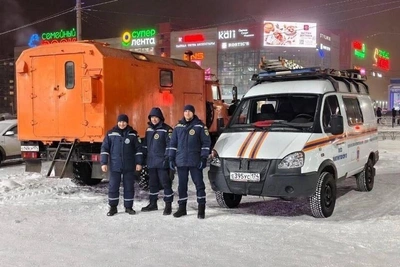 Magnitogorsk deploys temporary street warming point with rescuers