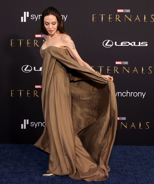 Платье-мешок в оттенке песчаной бури: какой новый наряд Анджелины Джоли останется в вечности?