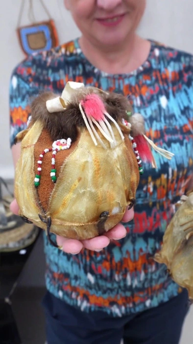 В одном из тиктоков блогер рассказала о сумочках из утиных лапок. Их шили коренные народы Камчатки — ительмены и эвены. В таких котомках вещи не промокают, поэтому там удобно было хранить спички и порох | Источник: Национальный Акцент / Vk.com