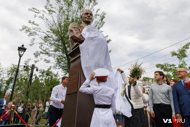 Вдова Василия Ланового открывает памятник народному артисту на проспекте Жукова | Источник: Алексей Волхонский