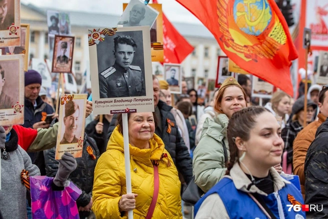 Ярославцы несли портреты своих героев | Источник: Кирилл Поверинов / 76.RU