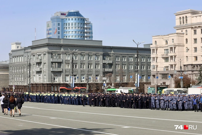 Между ними выстроились сотрудники различных подразделений МВД | Источник: Михаил Шилкин