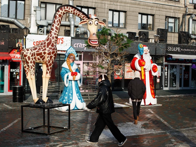 Фигуры Деда Мороза и Снегурочки уже установлены на городских улицах | Источник: Андрей Бортко/NGS.RU