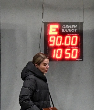Нужно ли снимать валюту и рубли? Что говорят эксперты