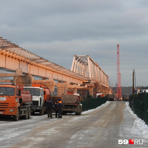 Основная стройплощадка со штабом строителей развернулись на правом берегу Камы | Источник: Кирилл Хафизов / 59.RU