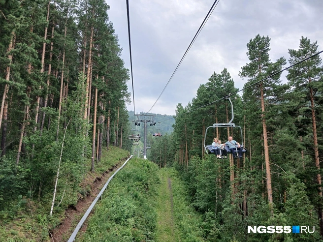 Можно прокатиться по канатной дороге, не выезжая за пределы города  | Источник: Сергей Энквист / NGS55.RU 