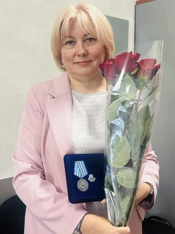 Цветами одаривают любимые студенты, коллеги по вузу и благодарные пациенты | Источник: предоставлено героиней