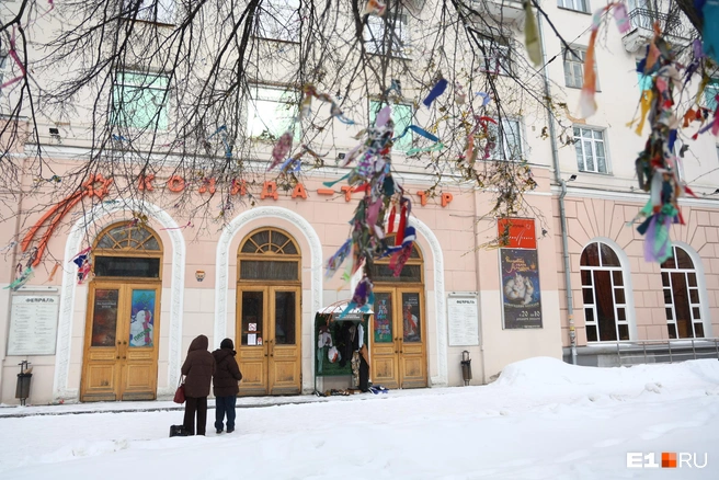 «Пусть всегда будет солнце». Как прошла в Екатеринбурге премьера последнего спектакля Николая Коляды — онлайн | Источник: Дарья Манохина / Е1.RU