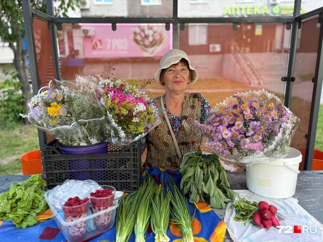 Знакомьтесь, это Ольга Александровна. Она добродушная женщина, которая продает садовые дары на улице Пермякова. Тюменка говорит, что так она восполняет дефицит общения и пополняет семейный бюджет | Источник: Мария Токмакова / 72. RU