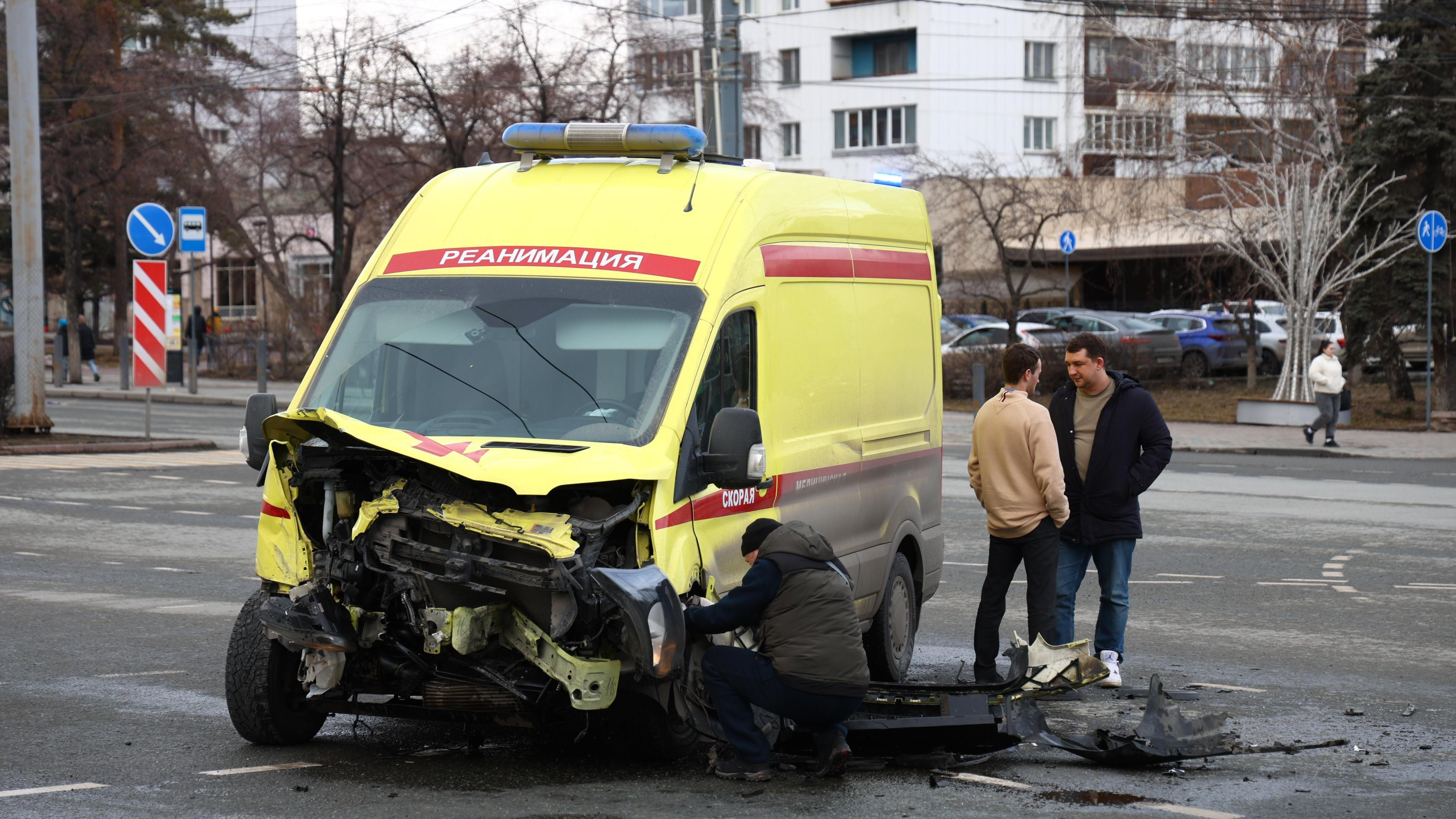 Попавшая в аварию в центре Челябинска машина скорой везла пациента на ИВЛ 