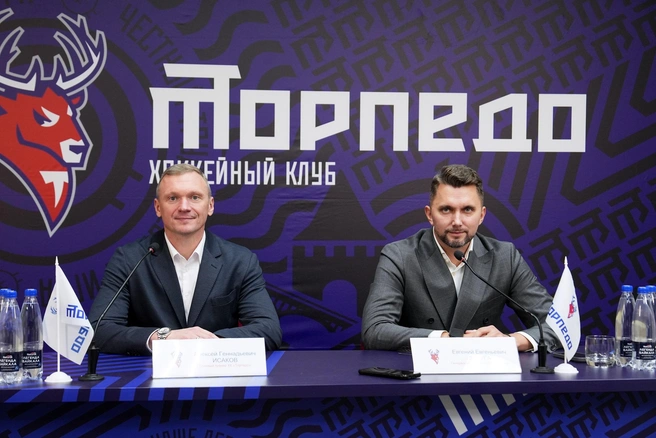 Гендиректор «Торпедо» Евгений Забуга и главный тренер Алексей Исаков дали пресс-конференцию | Источник: Пресс-служба «Торпедо»