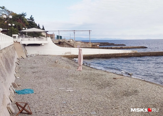 Пляж крымского поселка Малый Маяк. Под убранными на зиму тентами пляжей загорают не отдыхающие, а пластиковый мусор&nbsp; | Источник: Александра Сотникова / MSK1.RU