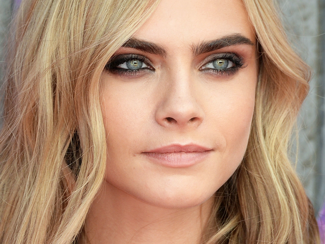 Как сделать глаза больше с помощью макияжа | marieclaire.ru