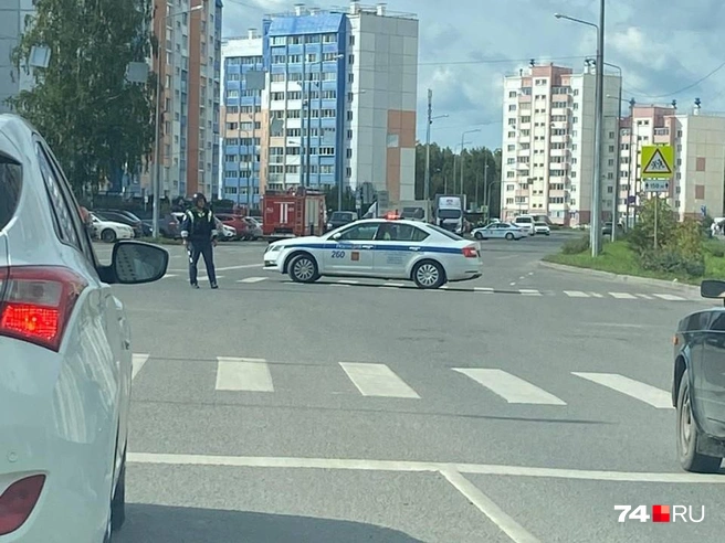 Проехать мимо школу пока невозможно  | Источник: читатель 74.RU