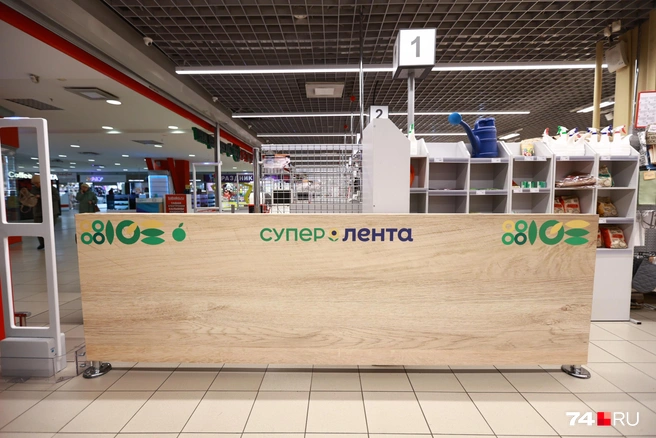 Взгляд натыкается на новое название супермаркета в ТК&nbsp;«Радуга» | Источник: Наталья Лапцевич 