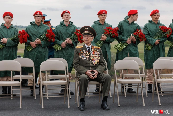 98-летний ветеран Александр Медков на открытии мемориального комплекса в Городищенском районе задумался о чем-то своем | Источник: Алексей Волхонский / V1.RU