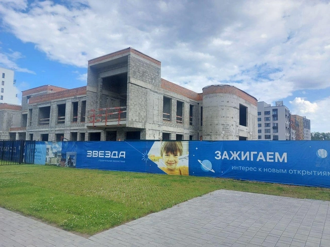 Летом недостроенный детский сад был украшен рекламными баннерами. | Источник: читатель 72.RU 