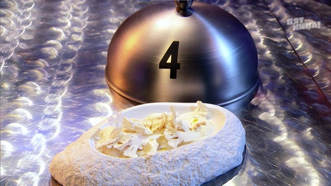 Роман отмечает, что готовить монохромные блюда несложно | Источник: «Битва шефов» / телеканал «Пятница!»