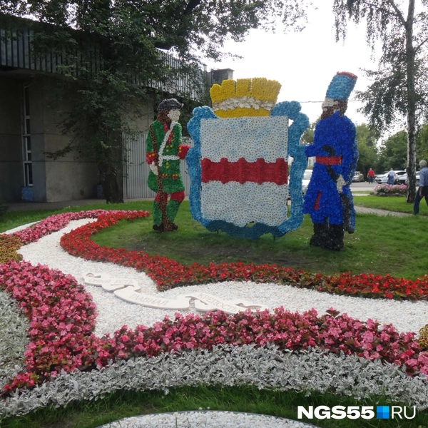 Из цветов выложили герб Омска | Источник: Иван Рейзвих / NGS55.RU