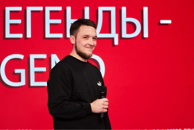 Даниил имеет шестилетний водительский стаж: раньше он работал в такси, а сейчас занялся сельским хозяйством и стал водителем трактора  | Источник: Роман Данилкин / 63.RU