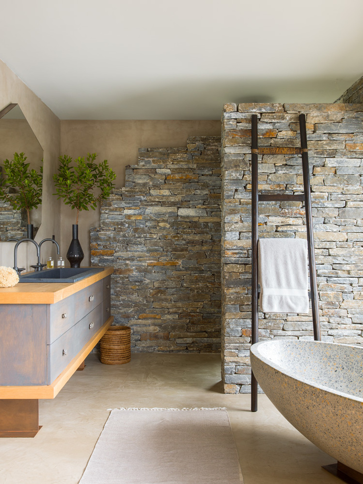 Ванная комната при спальне хозяина. Стены облицованы местным камнем. Ванна из терраццо, Collection OO, дизайн Жирко Баннаса. Зеркало и консоль сделаны по эскизам Деньо.