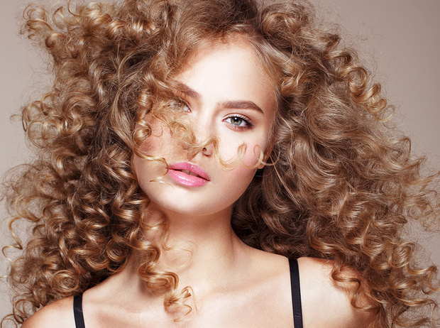 5 Nezamenimyh Sredstv Dlya Uhoda Za Kudryavymi Volosami Marie Claire