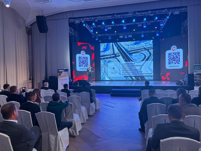 На сессии выступил ведущий менеджер направления федеральные и региональные дороги и мосты ООО ТД «УЗПМ» Артем Довженко | Источник: УЗПМ