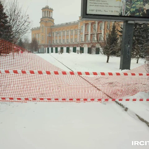А сквер начали закрывать для горожан | Источник: Даниил Конин / «ИрСити»