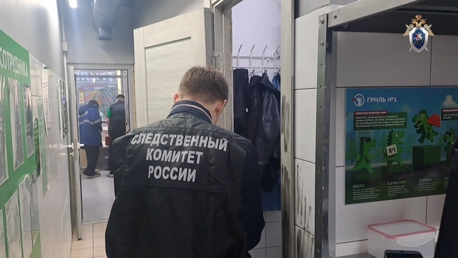 Некоторые сотрудники успели забежать в эту раздевалку | Источник: «Следком Кузбасс» / Telegram