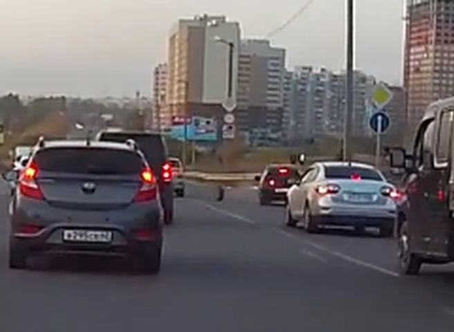 Видео: возле гипермаркета Selgros у легковушки отлетело колесо | ya62.ru
