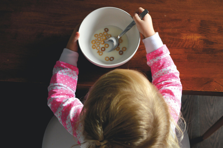 Психолог Долгов объяснил, почему нельзя заставлять ребенка доедать