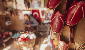 Почему в Турции выставляют обувь умершего человека