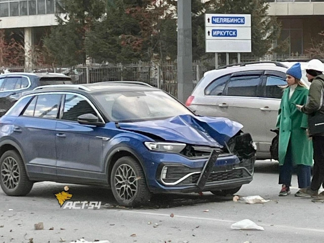 Автомобиль Volkswagen T-Roc получил серьезные повреждения | Источник: «АСТ-54» / «ВКонтакте»